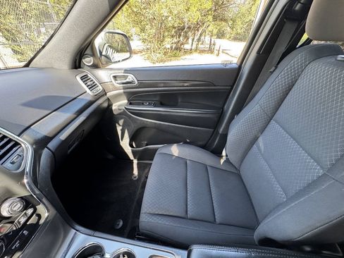Used 2018 Jeep Grand Cherokee Laredo RWD image 26
