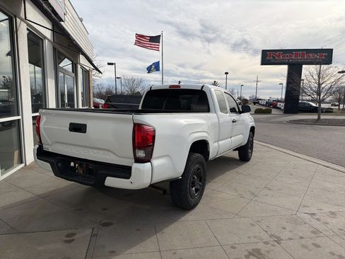 Used 2018 Toyota Tacoma SR image 8