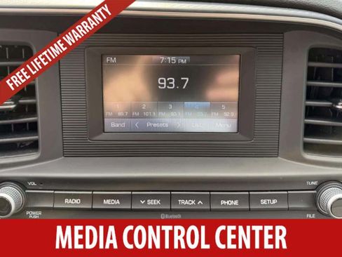 Used 2020 Hyundai Elantra SE FWD image 8