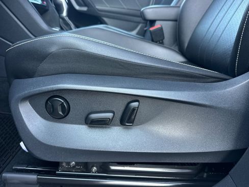 Used 2022 Volkswagen Tiguan SE image 13