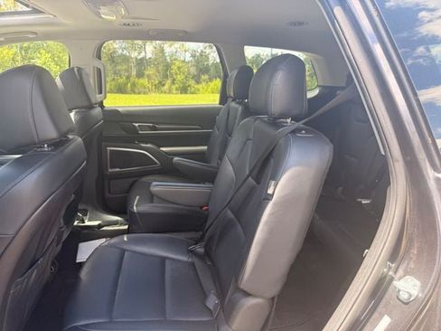 Used 2025 Kia Telluride S FWD image 11