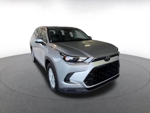 Used 2025 Toyota Grand Highlander FWD image 3