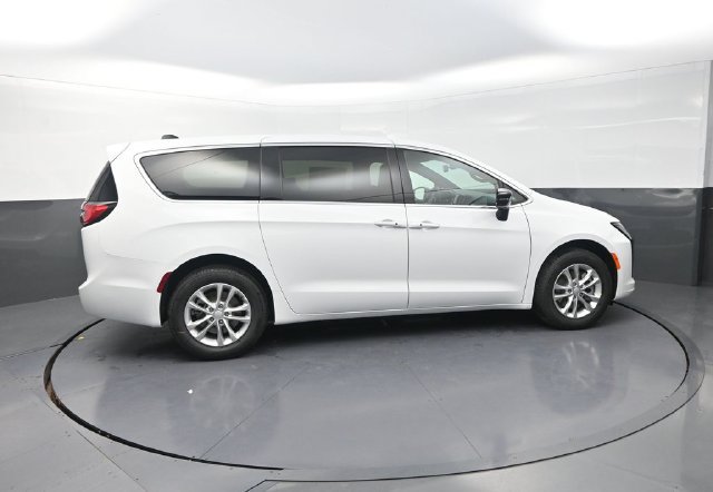 New 2027 Chrysler Pacifica Select AWD/4WD image 9
