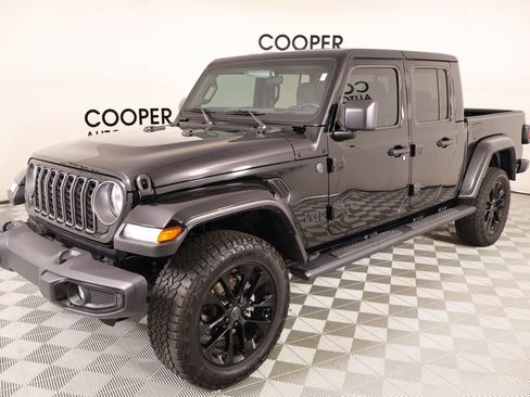 Used 2025 Jeep Gladiator Sport AWD/4WD image 9