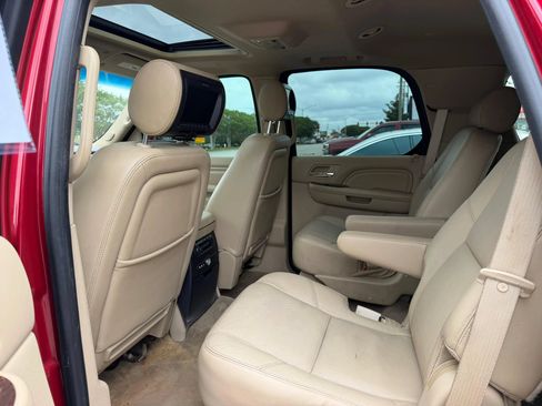 Used 2014 Cadillac Escalade Luxury AWD/4WD image 12