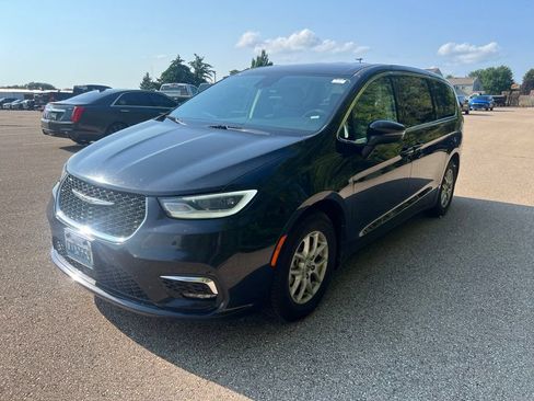 Used 2023 Chrysler Pacifica Touring-L FWD image 7