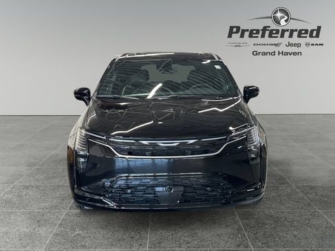 New 2027 Chrysler Pacifica Limited FWD image 13