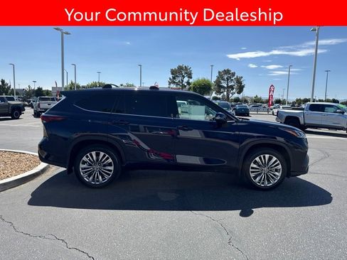 New 2026 Toyota Highlander Platinum AWD/4WD image 2