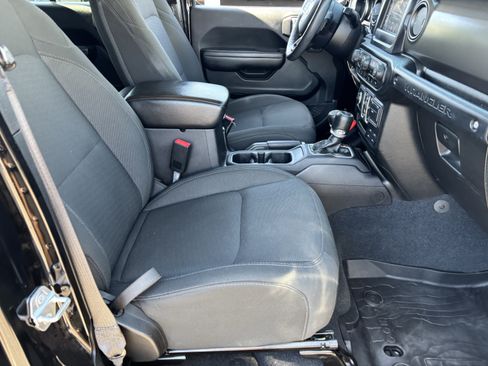 Used 2018 Jeep Wrangler Unlimited Sport S AWD/4WD image 9