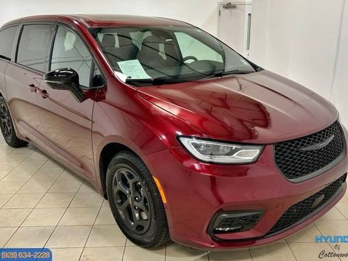 Used 2023 Chrysler Pacifica Limited w/ Uconnect Theater Family Group FWD image 7