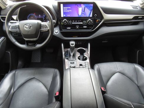Used 2024 Toyota Highlander Limited AWD/4WD image 33
