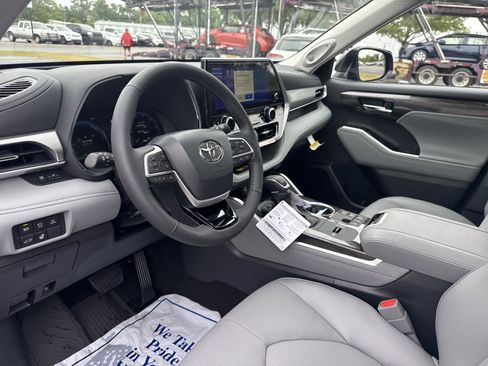 New 2026 Toyota Highlander Platinum AWD/4WD image 12