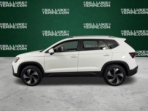 Used 2025 Volkswagen Taos SE w/ Panoramic Sunroof Package image 8