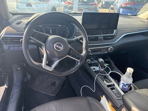 Used 2023 Nissan Altima 2.5 SV w/ SV Premium Package image 3