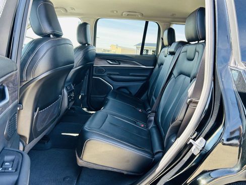 Used 2023 Jeep Grand Cherokee Limited w/ Black Appearance Package image 30