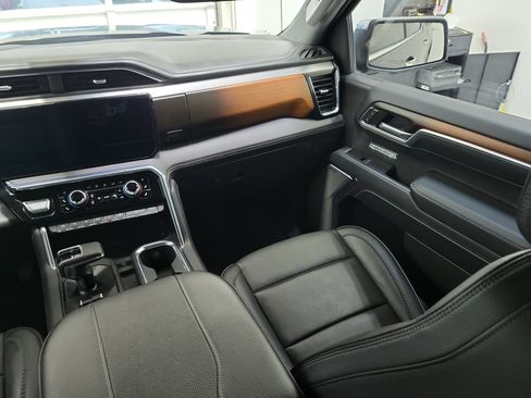 Used 2025 GMC Sierra 1500 Denali w/ Technology Package AWD/4WD image 16