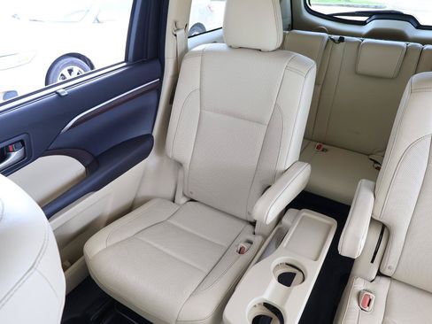 Used 2016 Toyota Highlander Limited FWD image 23