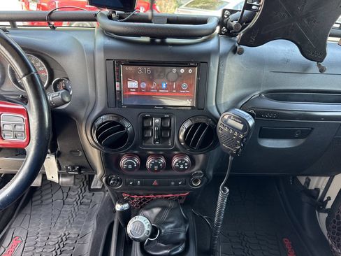 Used 2017 Jeep Wrangler Unlimited Rubicon AWD/4WD image 33