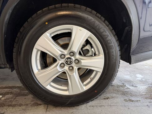 Used 2025 Toyota Highlander LE image 31