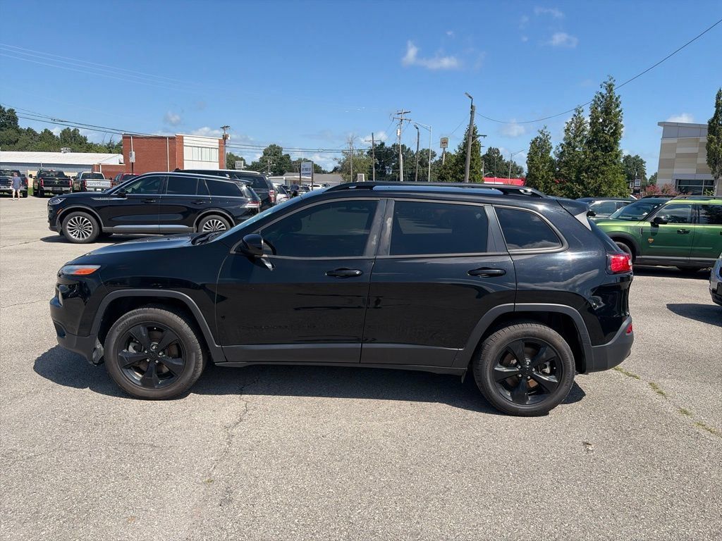 Used 2018 Jeep Cherokee Latitude w/ Altitude Package AWD/4WD image 3