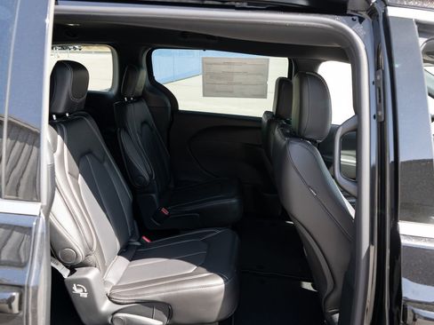 New 2026 Chrysler Pacifica Select FWD image 21