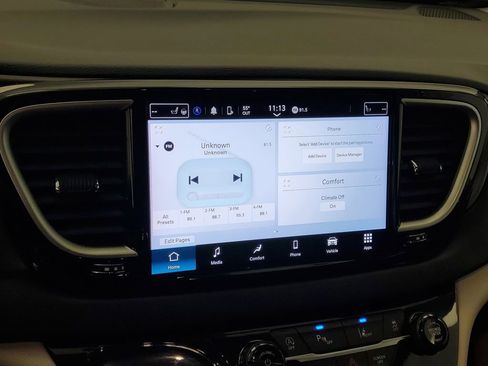 Used 2024 Chrysler Pacifica Touring-L image 17