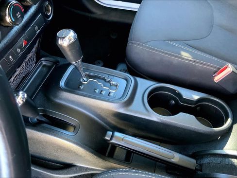 Used 2018 Jeep Wrangler Unlimited Sahara image 16