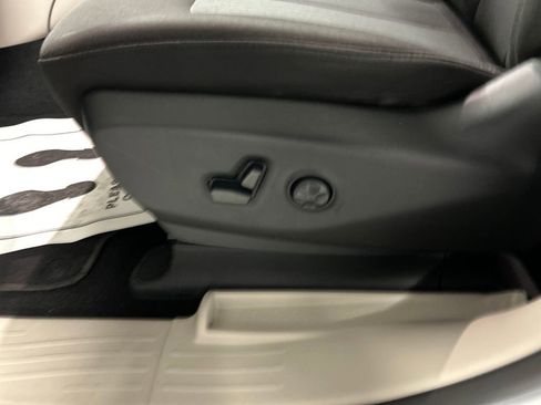 Used 2023 Chrysler Voyager LX image 13