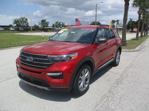 Certified 2022 Ford Explorer XLT w/ Equipment Group 202A AWD/4WD image 3