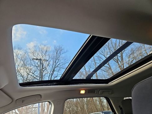 Used 2022 Nissan Pathfinder SV w/ SV Premium Package image 15