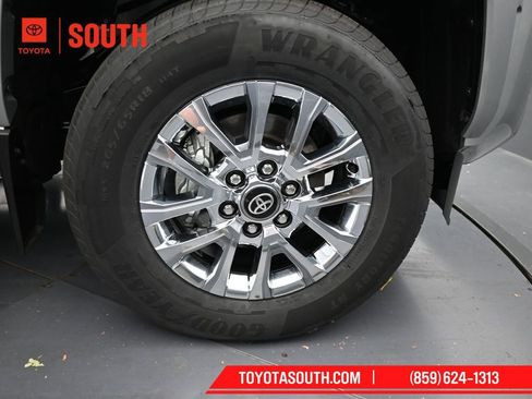 Used 2025 Toyota Tacoma Limited image 30