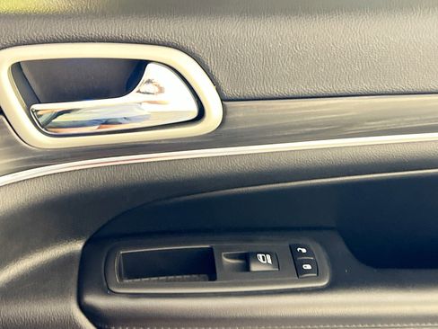 Used 2022 Jeep Grand Cherokee Limited image 32