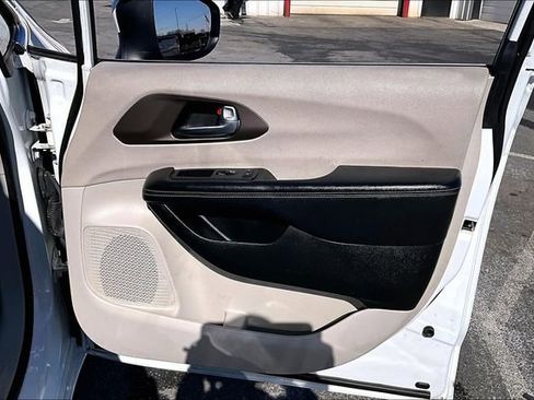 Used 2022 Chrysler Voyager LX image 21