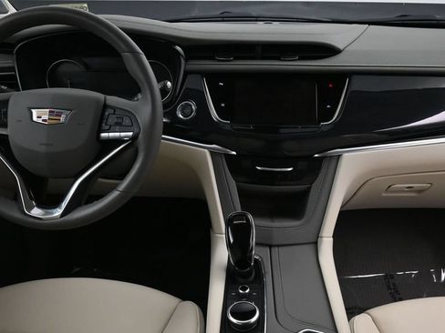 Certified 2024 Cadillac XT6 Premium Luxury FWD image 4