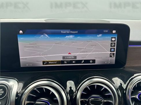 Used 2022 Mercedes-Benz GLB 250 4MATIC w/ Premium Package Lite image 19