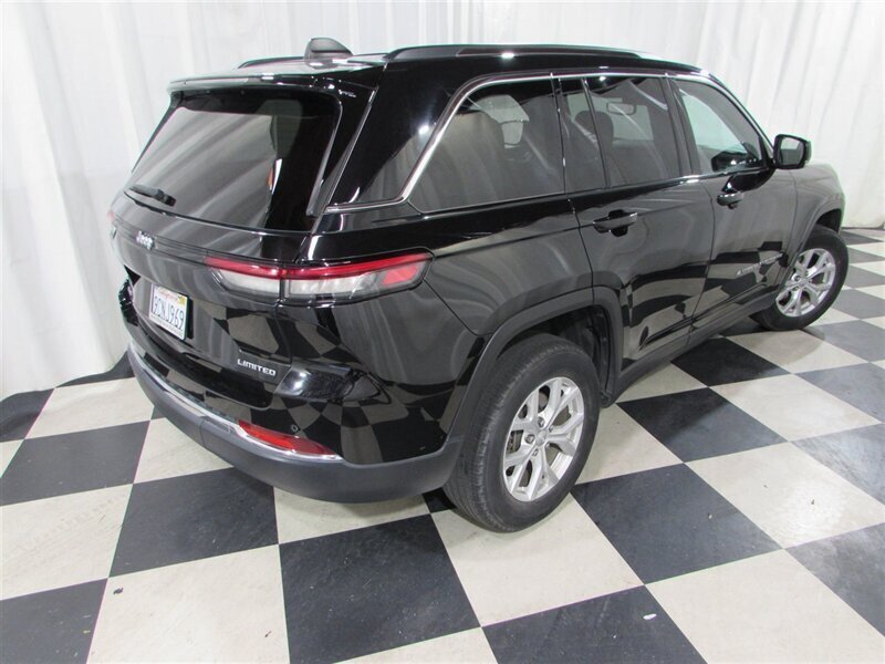 Used 2023 Jeep Grand Cherokee Limited AWD/4WD image 12