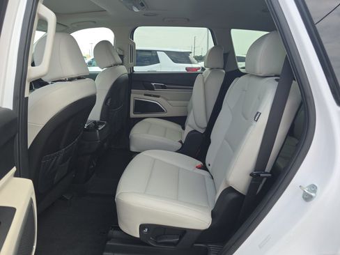 Used 2025 Kia Telluride S FWD image 8