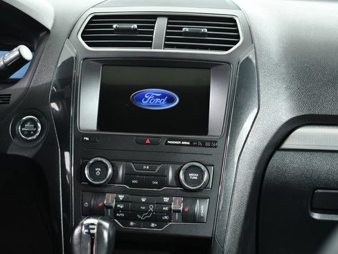 Used 2019 Ford Explorer XLT w/ Equipment Group 202A AWD/4WD image 9