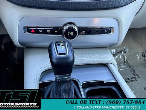 Used 2016 Volvo XC90 T6 Momentum image 32