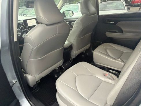 Used 2022 Toyota Highlander XLE AWD/4WD image 19