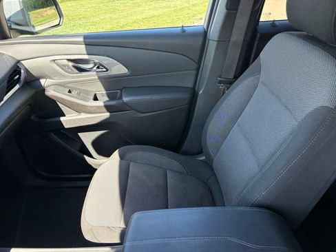 Used 2023 Chevrolet Traverse LT FWD image 17