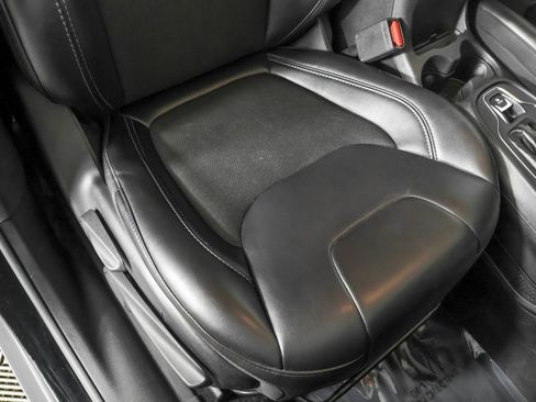 Used 2019 Jeep Cherokee Latitude Plus w/ Cold Weather Group AWD/4WD image 46