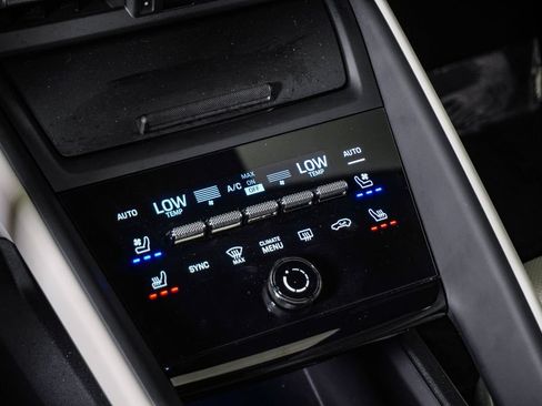 Certified 2025 Porsche Macan 4S Electric AWD/4WD image 25