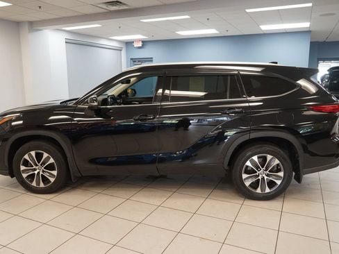 Used 2022 Toyota Highlander XLE AWD/4WD image 2