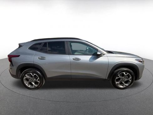 Used 2025 Chevrolet Trax LT w/ LT Convenience Package FWD image 16