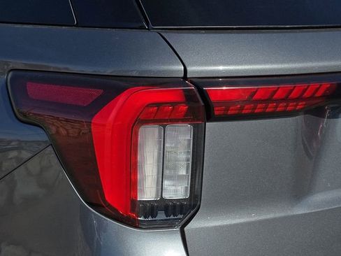 Used 2025 Ford Explorer ST-Line w/ ST-Line Street Pack image 10