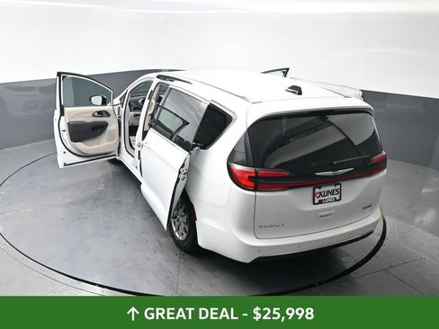 Used 2024 Chrysler Pacifica Touring-L image 62