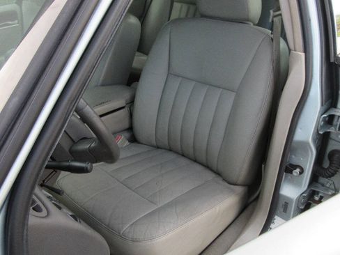Used 2007 Lincoln Town Car Signature RWD image 11