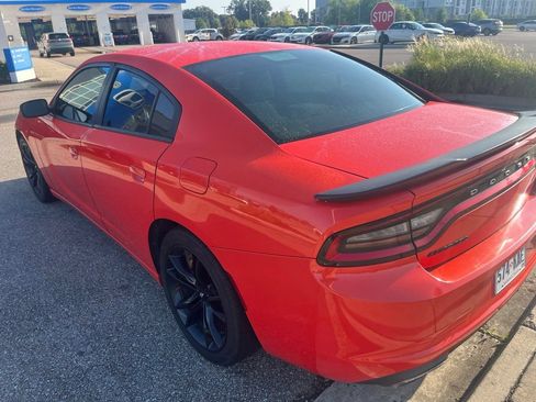 Used 2017 Dodge Charger SE w/ Blacktop Package RWD image 4