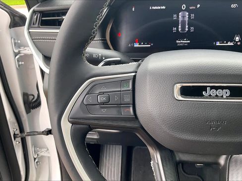 Used 2025 Jeep Grand Cherokee Altitude image 23